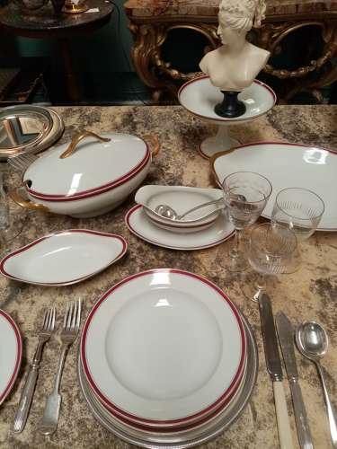 Part Limoges dinner service with fuschia pink border